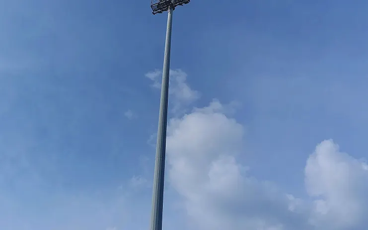 球员佩戴训练背心在小场地对抗实拍(密度与队形紧凑度)